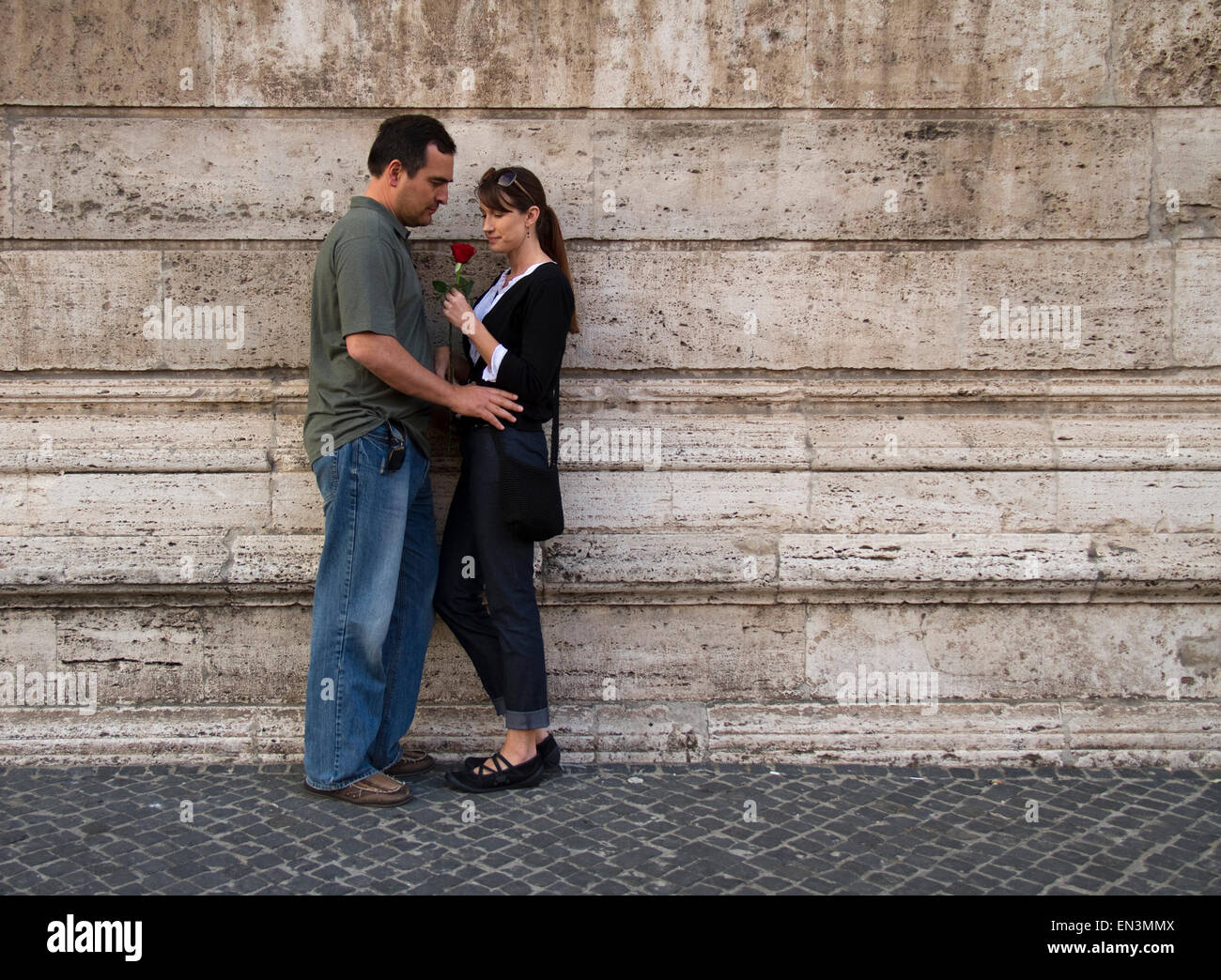 Italien, Rom, Vatikan, romantisch zu zweit stehen an der Wand Stockfoto