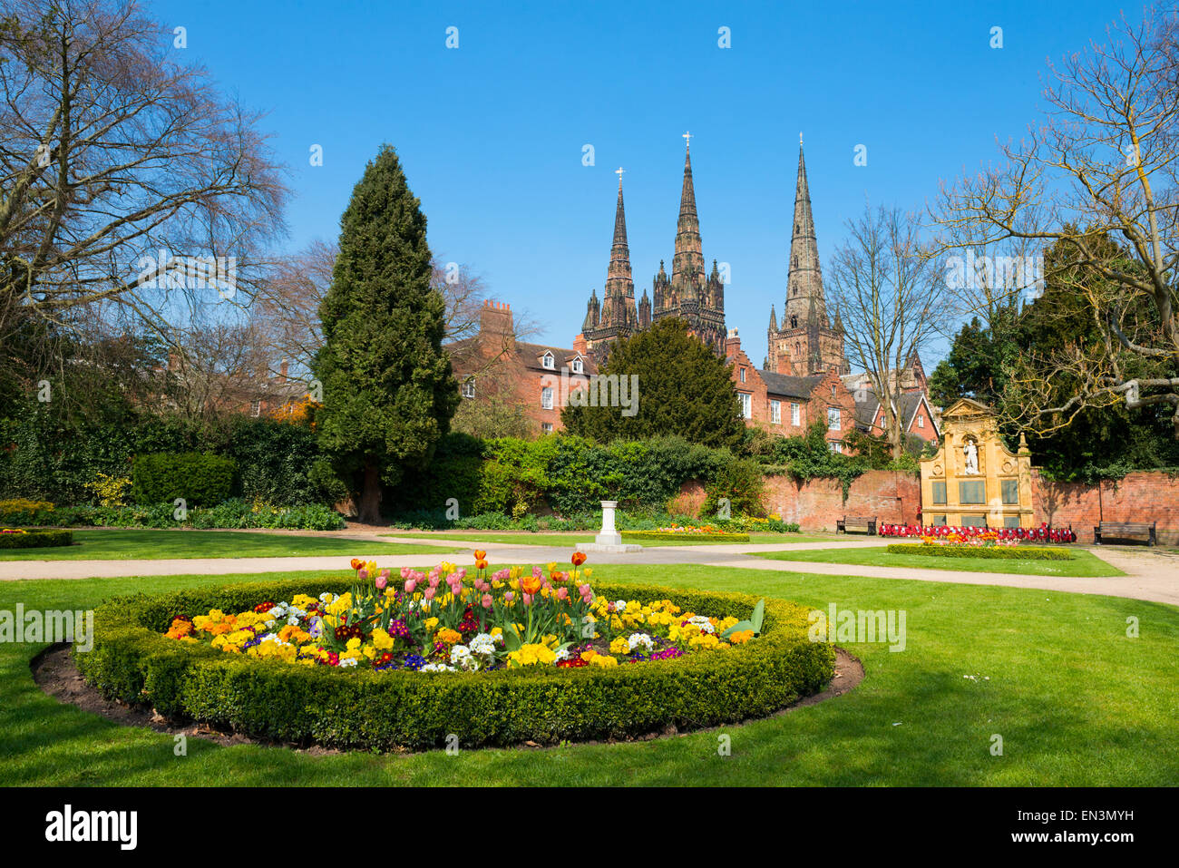 Frühling in den Garden of Remembrance in Lichfield, Blick auf die Kathedrale, Staffordshire, England. Stockfoto