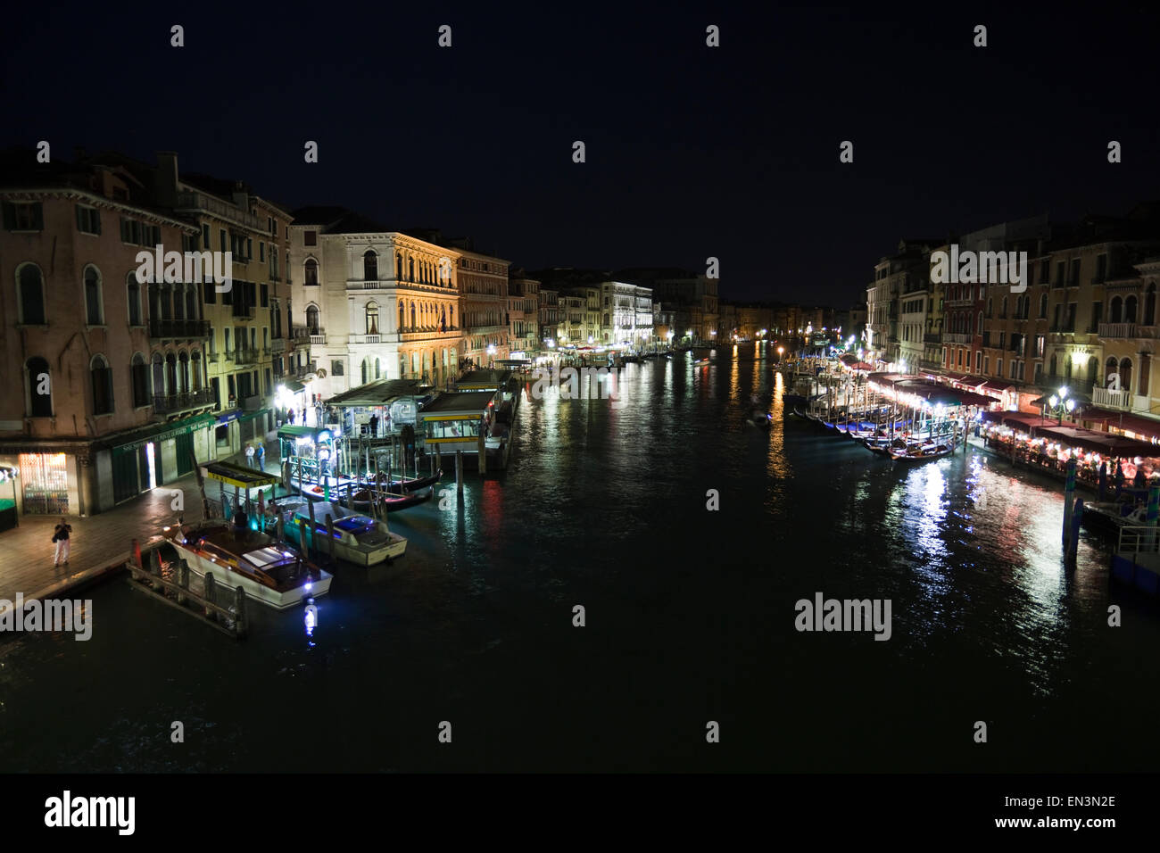 Italien, Venedig, Canale Grande in der Nacht Stockfoto