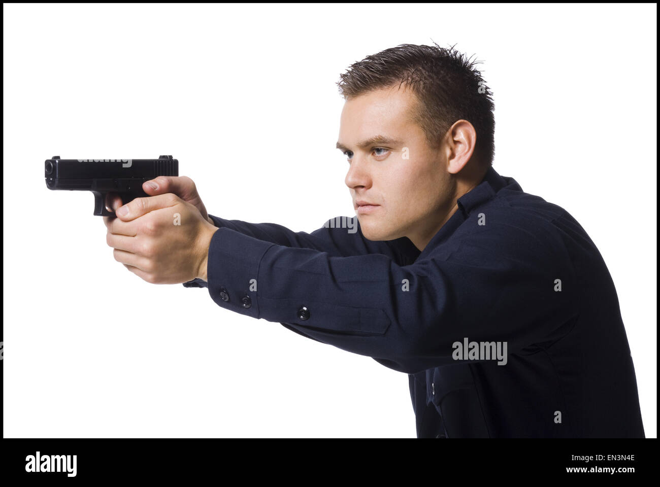 Männlicher Polizist zeigenden Pistole Stockfoto