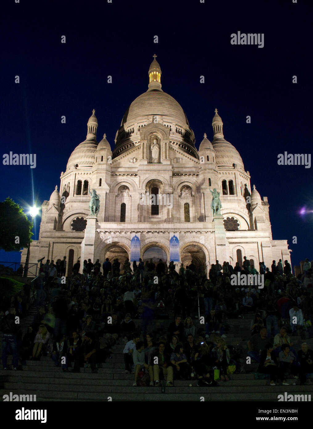 Frankreich, Paris, Montmartre, Sacre Coeur mit Touristen auf Treppe Stockfoto