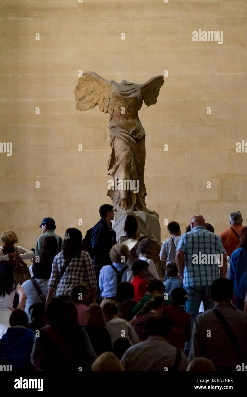 Frankreich, Paris, dem Louvre, Touristen auf der Suche auf Winged Sieg von Samothrace Stockfoto