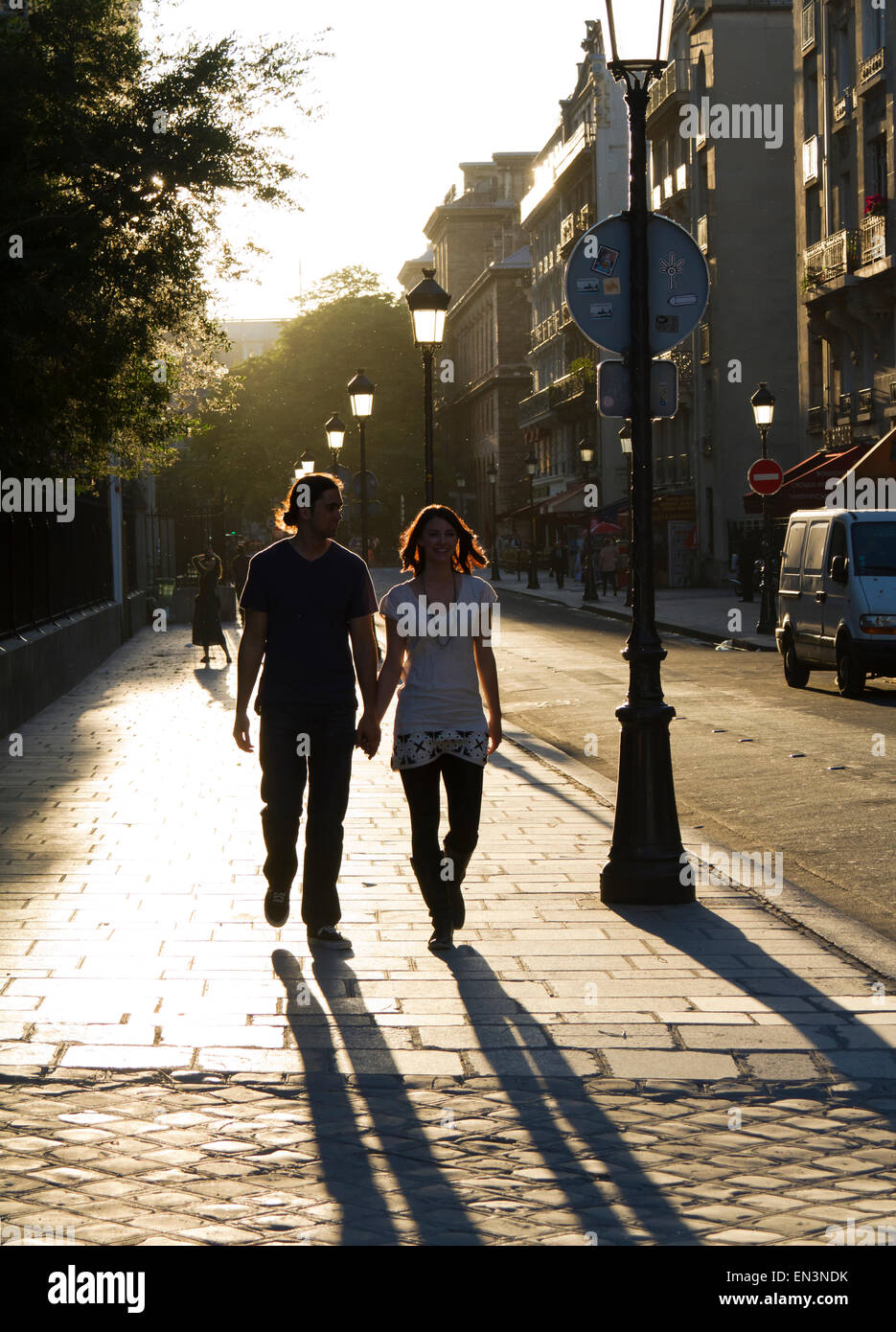 Frankreich, Paris, junges Paar auf Straße Stockfoto