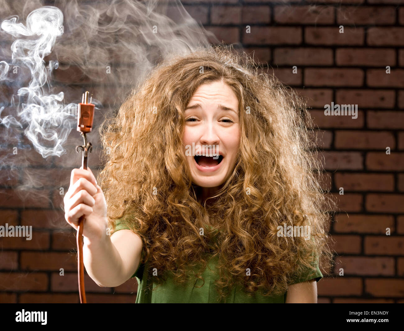 Frau, die einen Stromschlag bekommen Stockfotografie Alamy