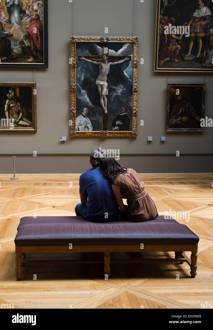 Frankreich, Paris, dem Louvre, junges Paar, Blick auf Christus am Kreuz verehrt von den Gebern von El Greco Stockfoto