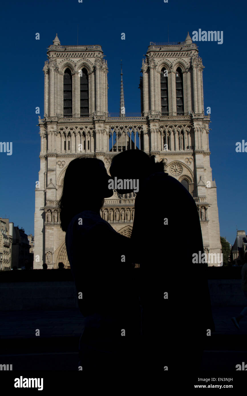 Frankreich, Paris, Notre Dame de Paris, junge Paar küssen Stockfoto