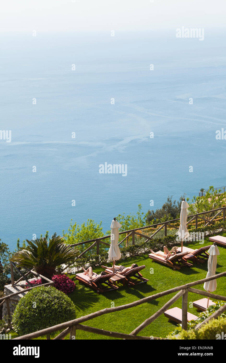Italien, Küste von Amalfi, Ravello, High Angle Blick auf Liegestühlen mit Blick auf Meer Stockfoto