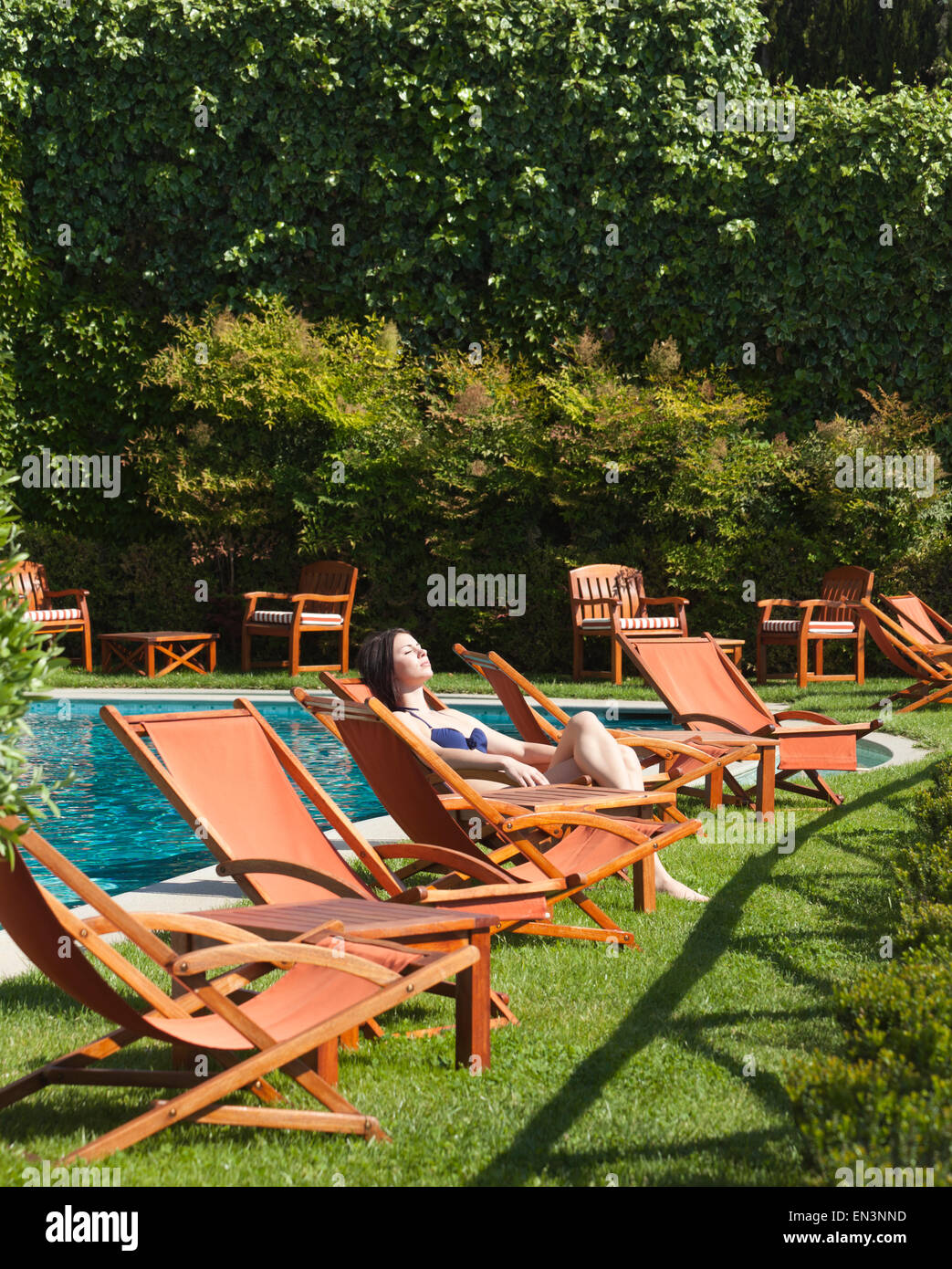 Italien, Amalfiküste, Ravell, junge Frau am Liegestuhl sonnen Stockfoto