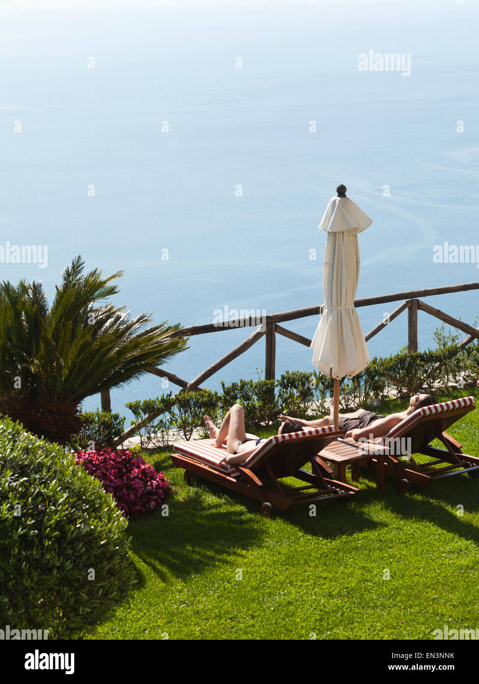 Italien, Küste von Amalfi, Ravello, High Angle Blick auf Liegestühlen mit Blick auf Meer Stockfoto
