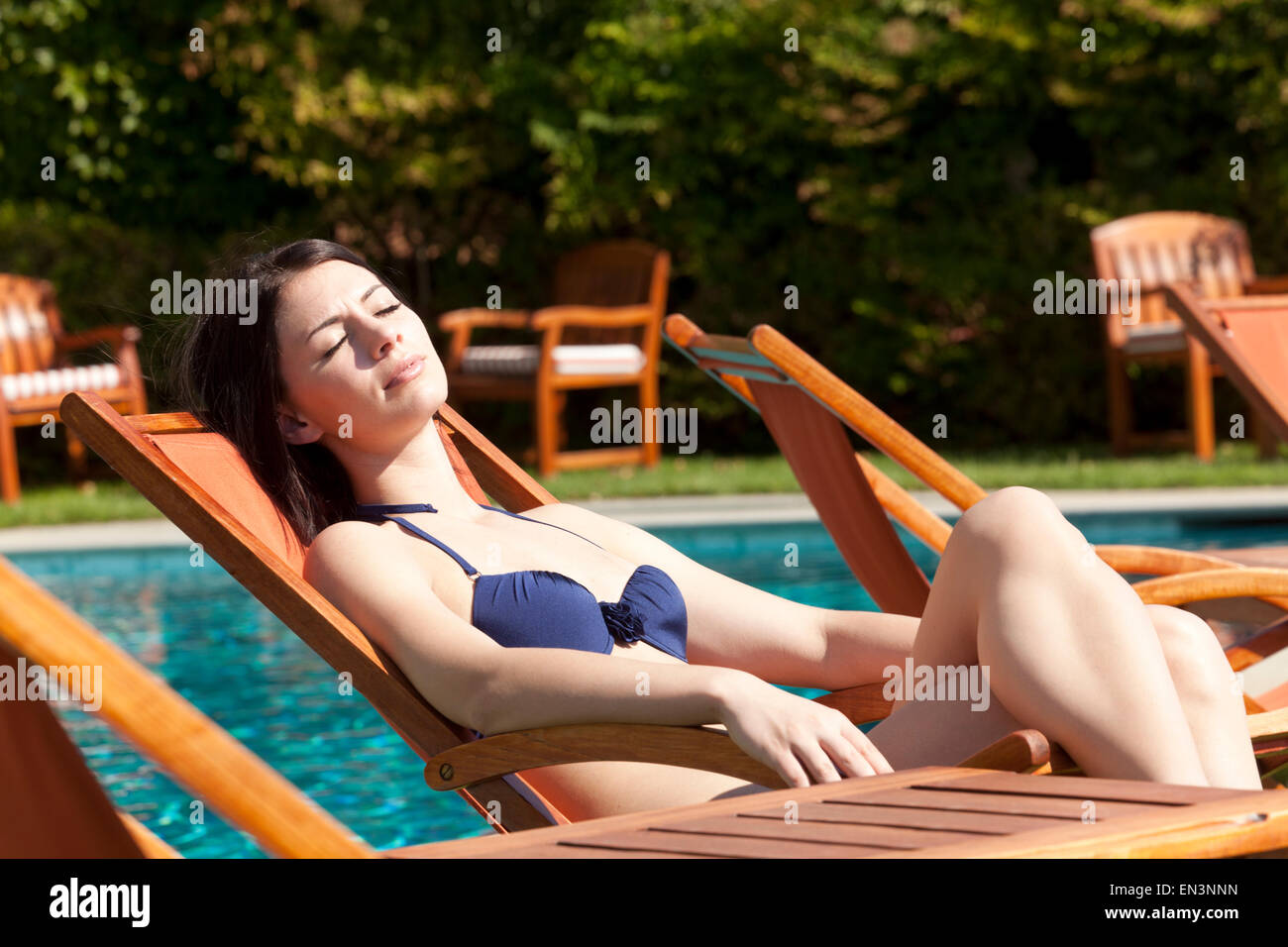 Italien, Amalfiküste, Ravell, junge Frau am Liegestuhl sonnen Stockfoto