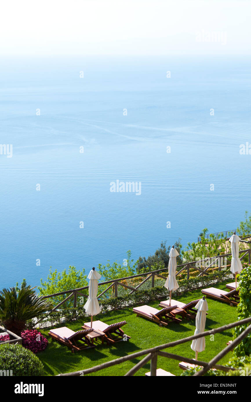 Italien, Küste von Amalfi, Ravello, High Angle Blick auf Liegestühlen mit Blick auf Meer Stockfoto