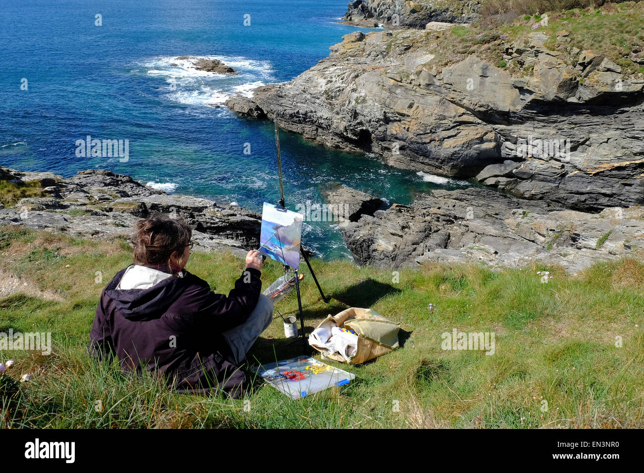 einer weiblichen Künstlerin Malerei der kornischen Küste in der Nähe von Prussia Cove, Cornwall, uk Stockfoto