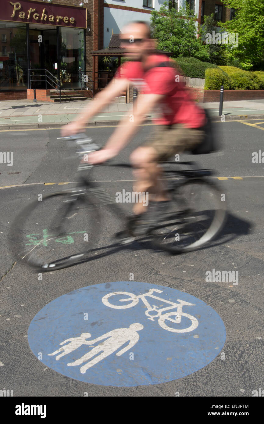 ein Radfahrer führt ein Fahrbahnbelagssymbol für einen gemeinsamen Weg für Radfahrer und Fußgänger, Kingston nach Themse, Surrey, england Stockfoto