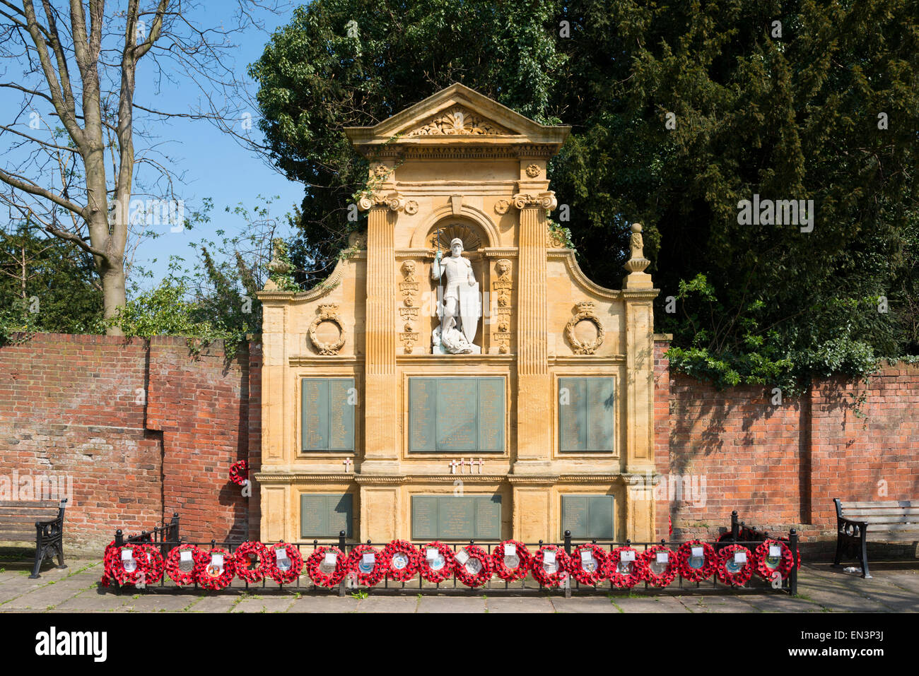 Denkmal in dem Garden of Remembrance in Lichfield, Blick auf die Kathedrale, Staffordshire, England. Stockfoto