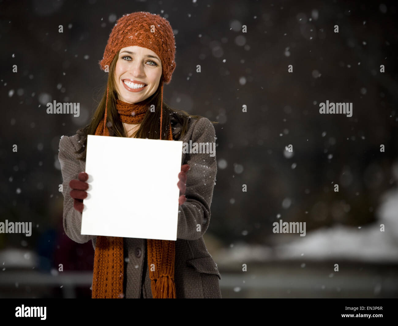 Frau mit Skates mit leere Schild im Freien im winter Stockfoto