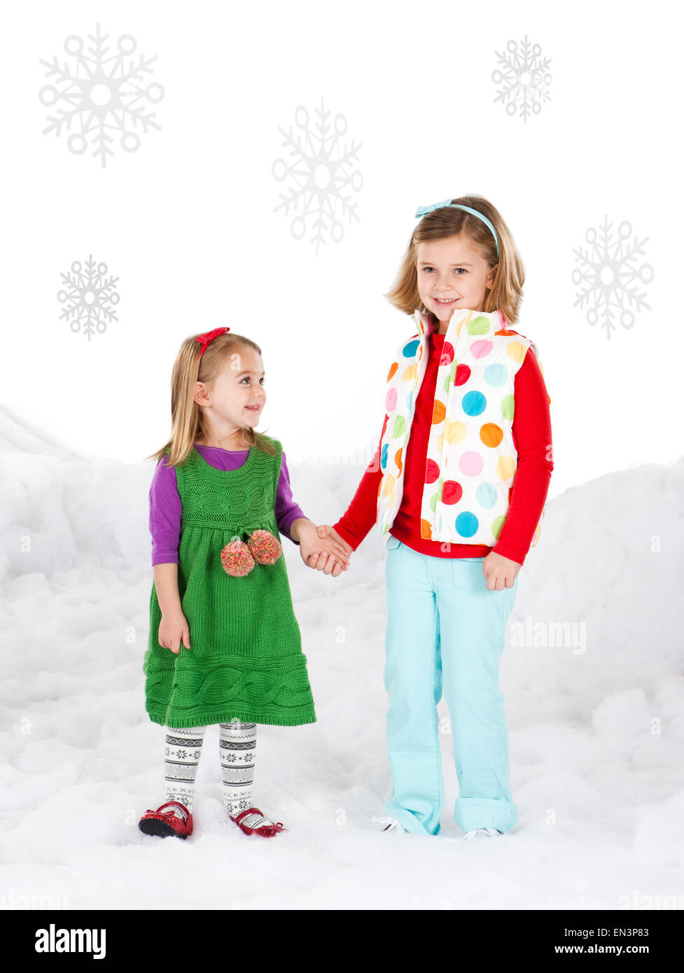 Porträt von zwei Mädchen (18-23 Monate, 6-7) Hand in Hand Stockfoto