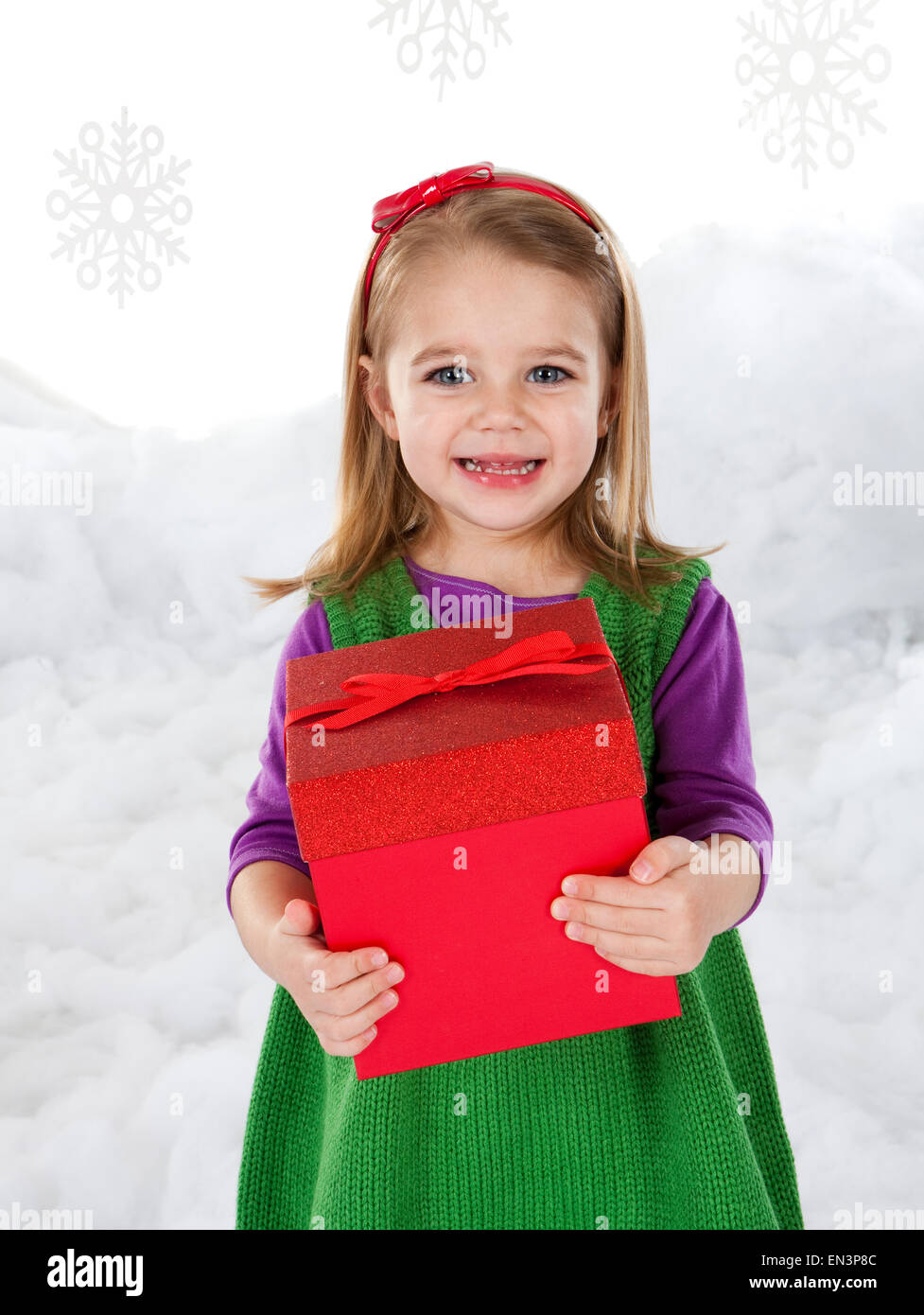 Kleines Mädchen (18-23 Monate) hält Weihnachtsgeschenk Stockfoto