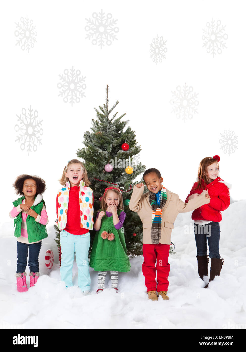 Gruppe von Kindern (18-23months, 4-5,6-7) stehen neben Weihnachtsbaum Stockfoto