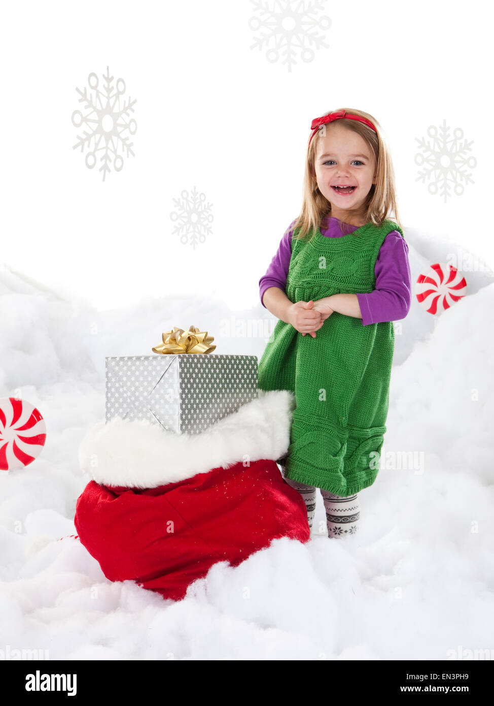 Studioaufnahme von Mädchen (18-23 Monate) mit Weihnachtsgeschenke Stockfoto