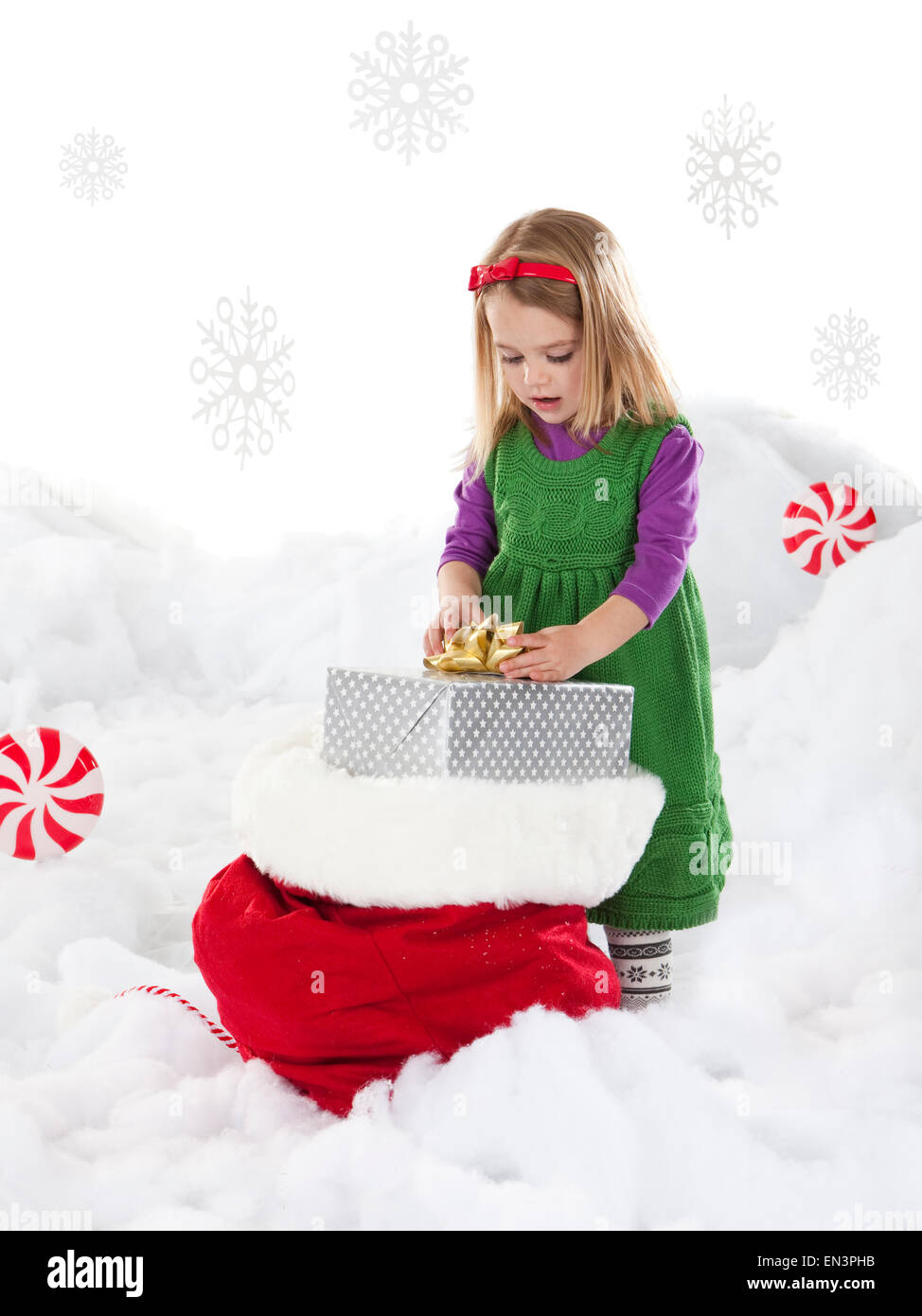 Studioaufnahme von Mädchen (18-23 Monate) mit Weihnachtsgeschenke Stockfoto