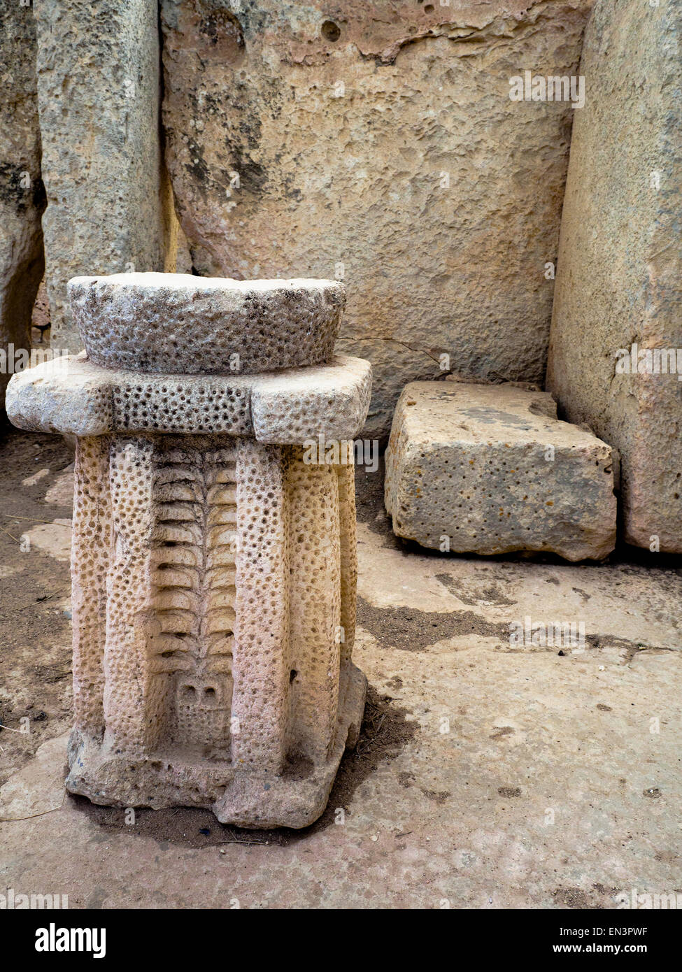 Frei stehende gestaltete Altar in der Hagar Qim megalithischen Tempel Komplex - Malta Stockfoto