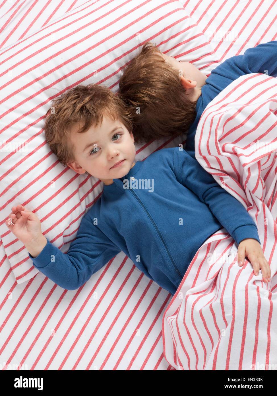 USA, Utah, Orem, Twin Jungen (2-3) tragen Pyjamas auf Bett liegend  Stockfotografie - Alamy