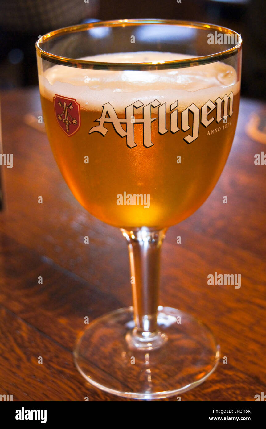 Ein bedrucktes Glas Affligem belgischen Abtei Bier in einem Gebrandeten chalice eine Leiste am Freimaurerischen Arme, Kirkcudbright, Schottland, pub Tabelle getränke Gläser Stockfoto