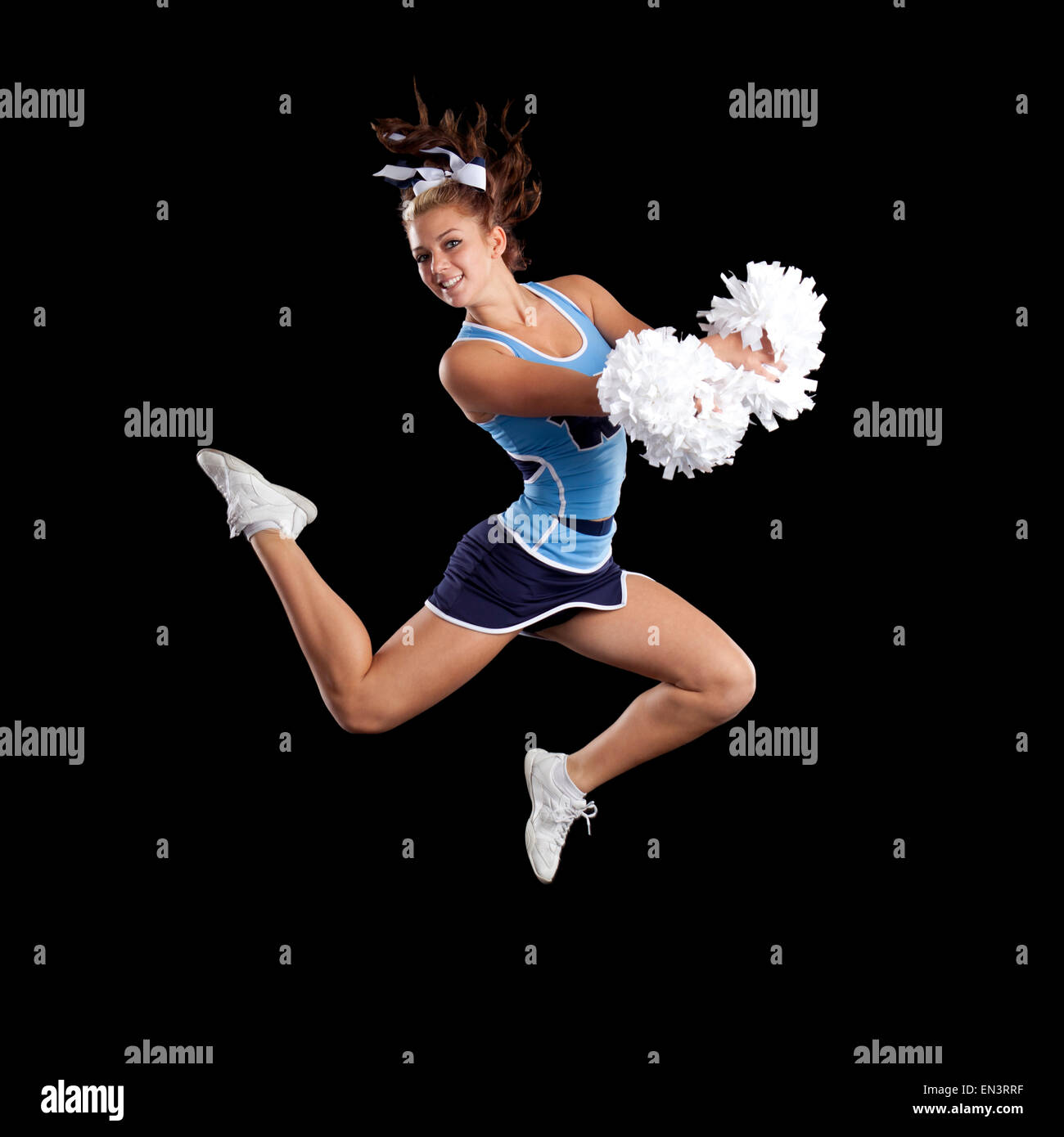 Studio shot der Cheerleader (16-17) springen Stockfoto