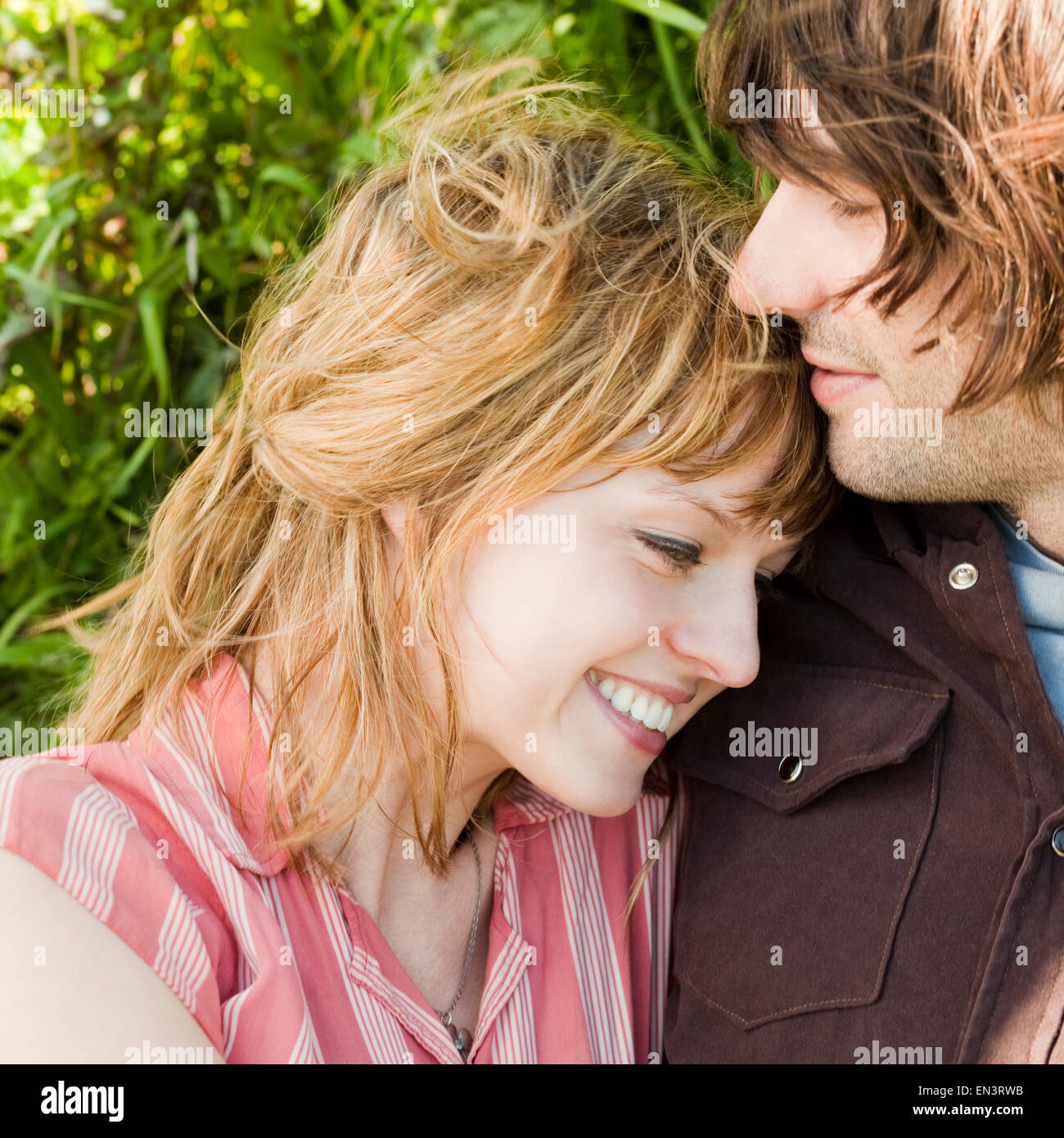 USA, Kalifornien, San Francisco, junges Paar umarmt außerhalb Stockfoto