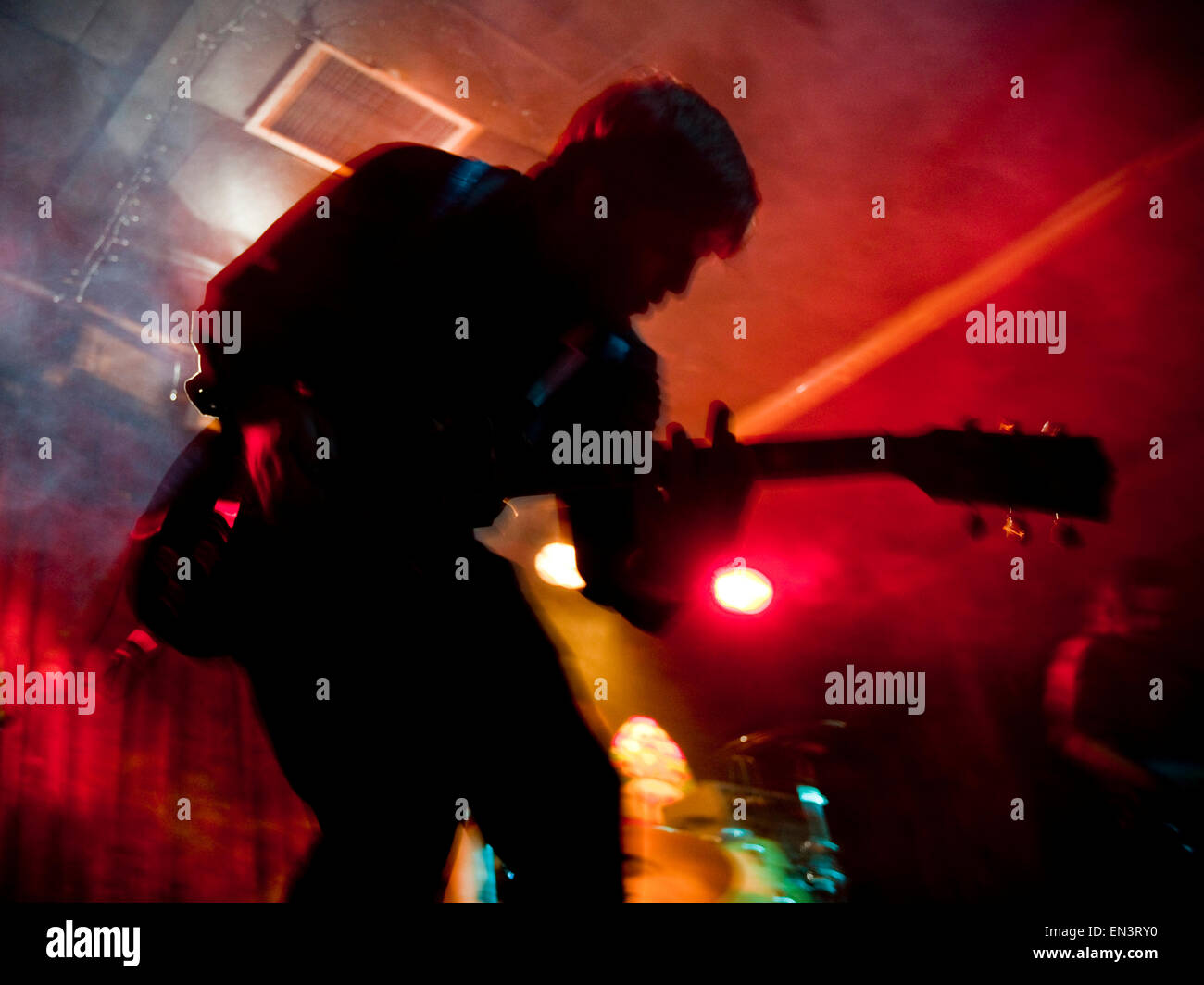 USA, Utah, Provo, junger Mann spielt Gitarre in Nachtclub, verschwommen Bewegung Stockfoto