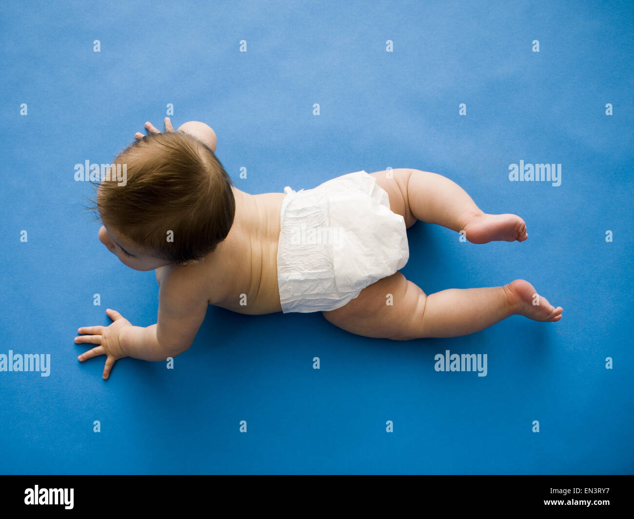 Baby Schläft Auf Bauch Mit Po Oben Baby Bauch Foto Stockfotos und -bilder Kaufen - Alamy