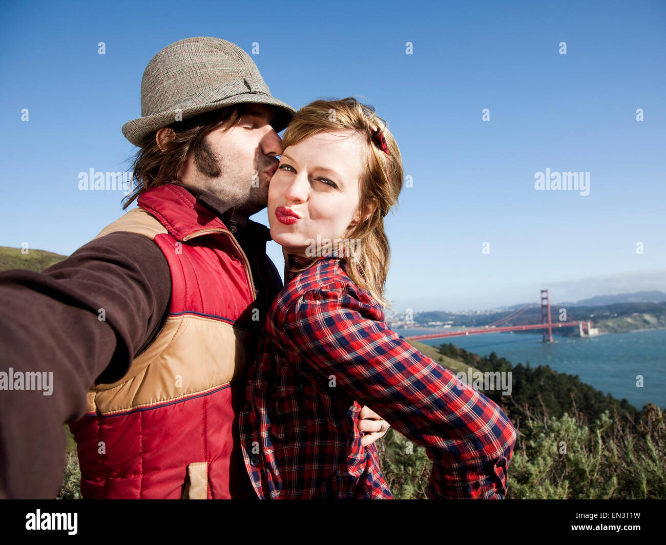 USA, California, San Francisco, junges Paar, umarmen, mit Golden Gate Bridge im Hintergrund Stockfoto