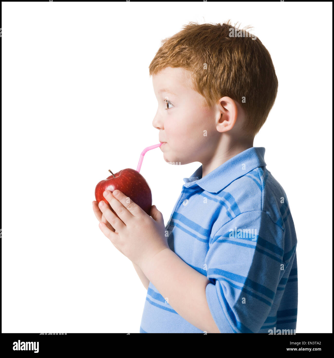 Junge, einen Apfel mit einem Strohhalm trinken Stockfotografie - Alamy