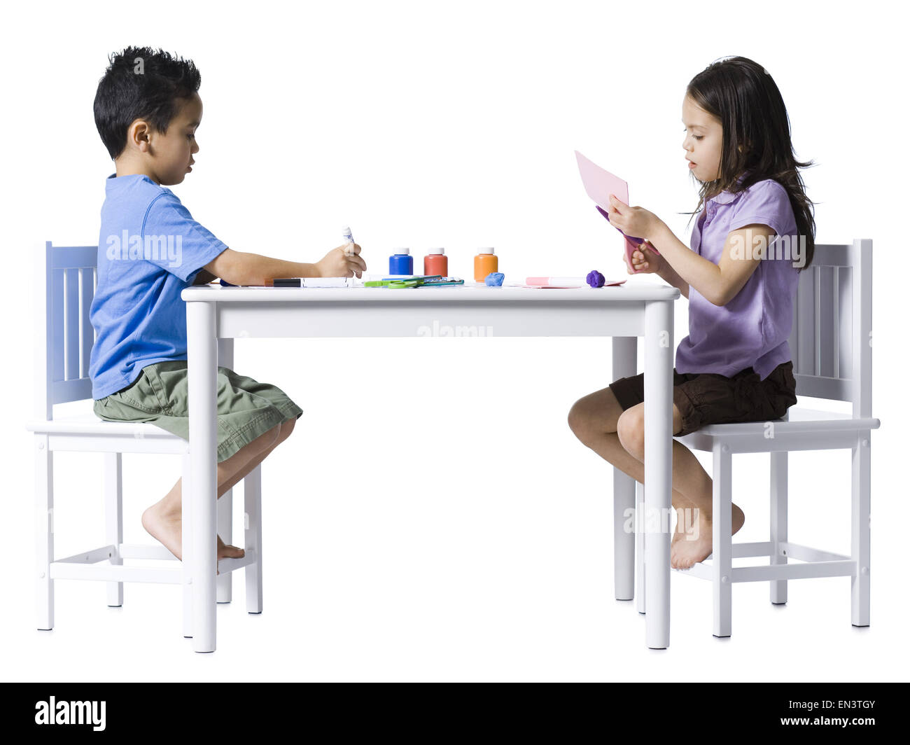 Jungen und Mädchen am Tisch basteln Stockfoto