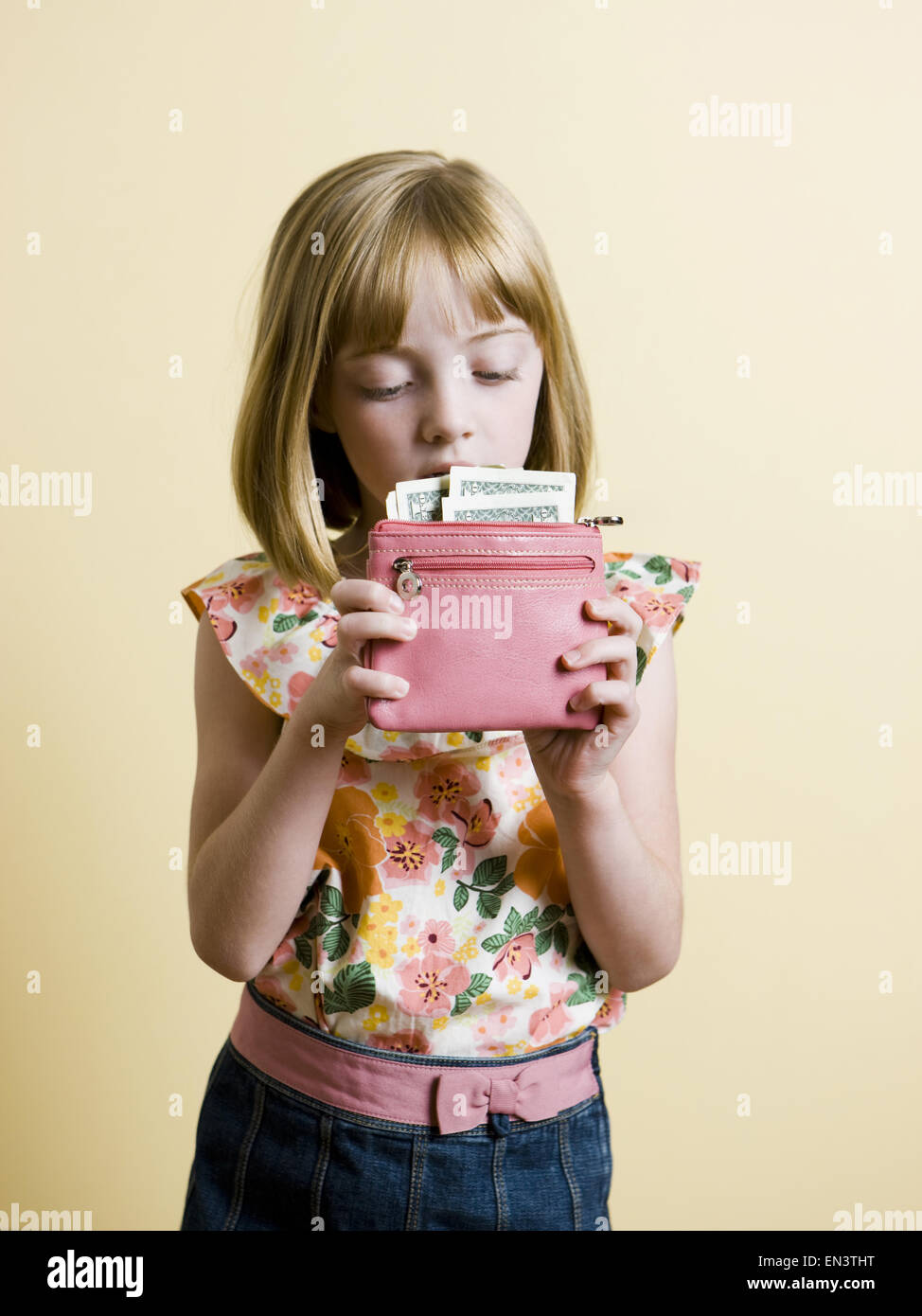 kleines Mädchen, Geld in ihre rosa Brieftasche Stockfoto