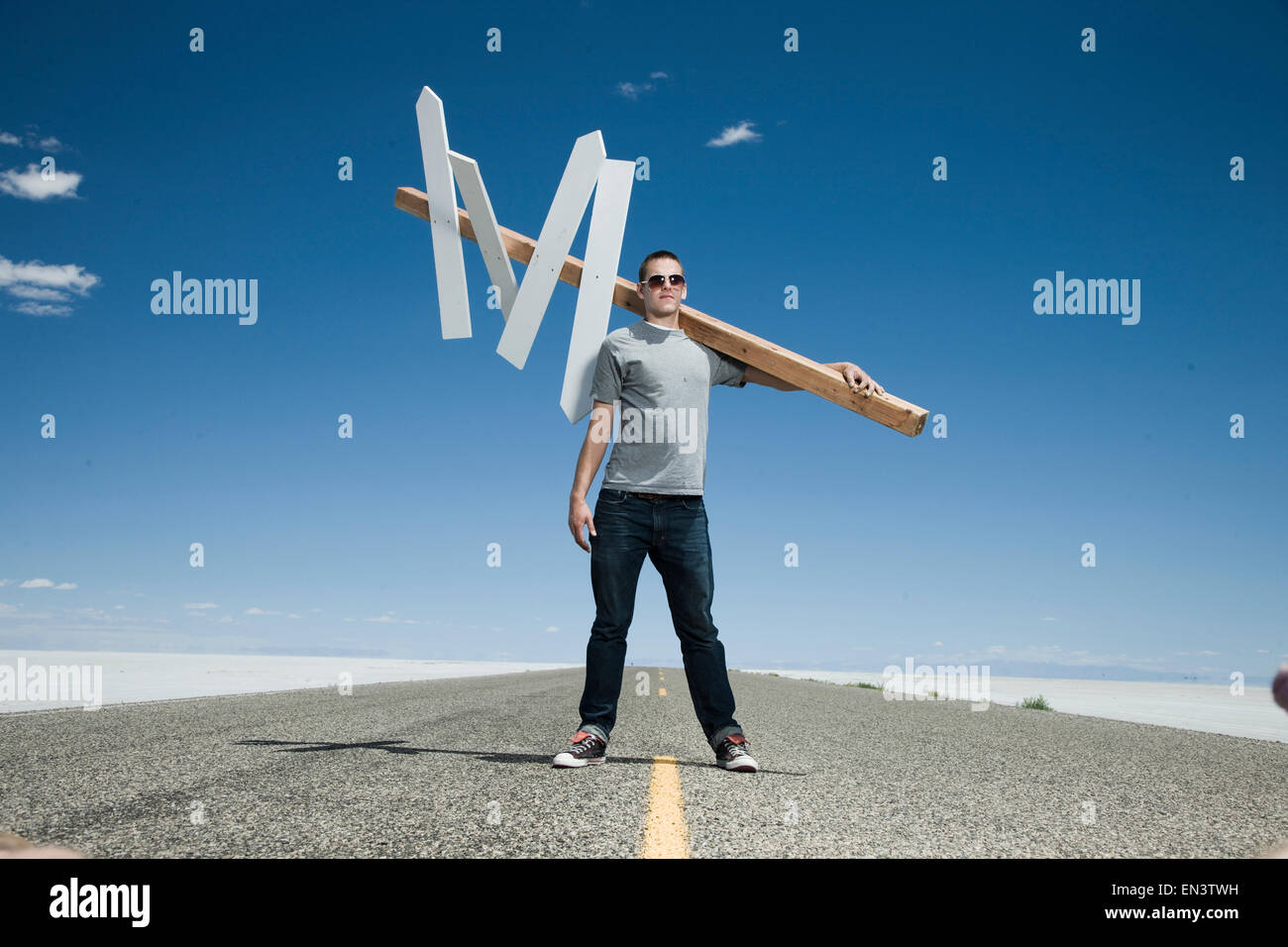 Mann mit einem Schild Richtung mitten auf der Straße Stockfoto