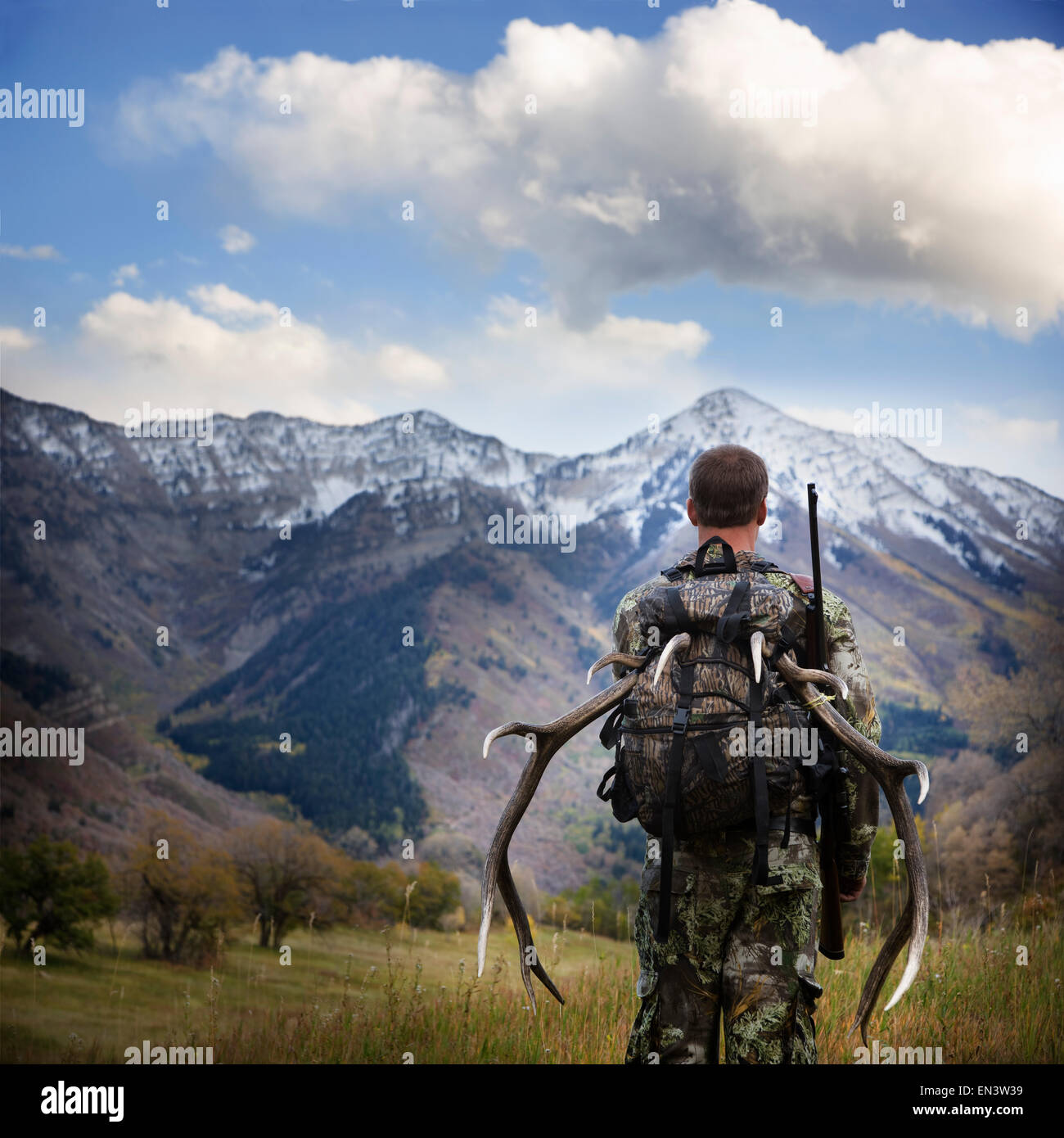 Mann, die Jagd in der Wildnis Stockfoto