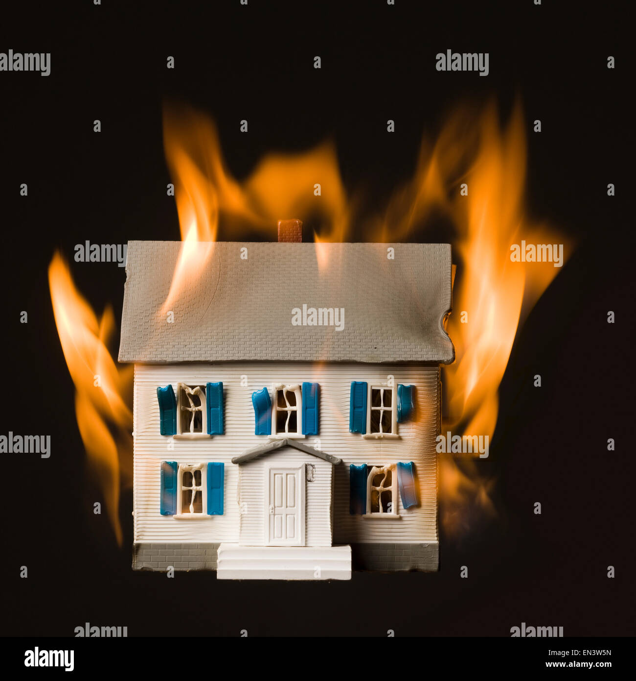 Modell eines Hauses in Brand Stockfoto