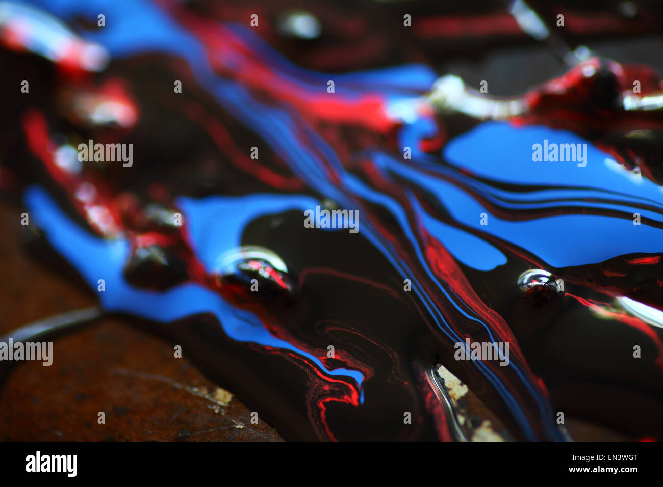 Glänzende, reflektierende Oberflächen der roten, blauen und schwarzen Farben mit bubbles Stockfoto