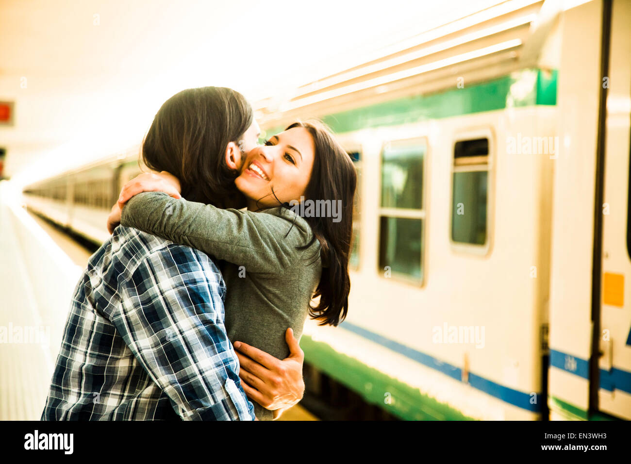 Italien, Venedig, junges Paar umarmt am Bahnhof Stockfoto