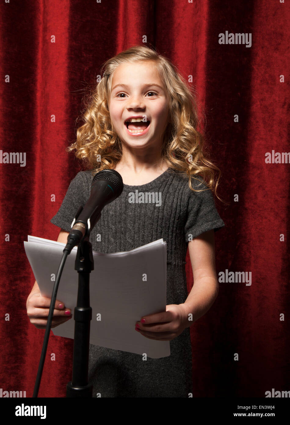 USA, Utah, Orem, Portrait eines Mädchens (8-9) singen mit Mikrofon Stockfoto