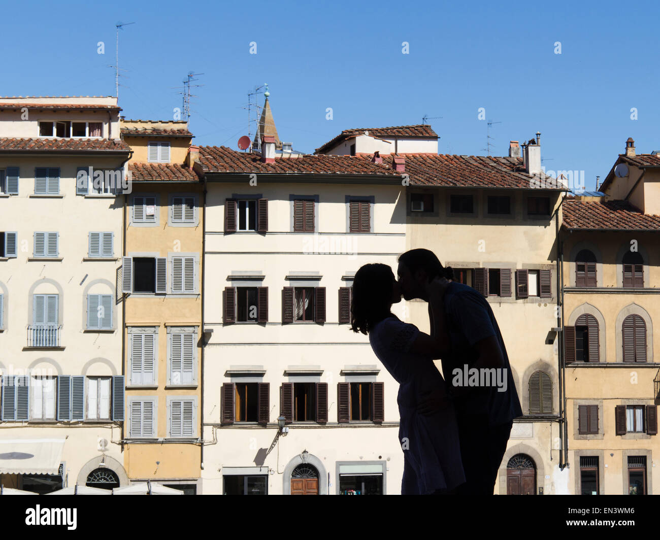Italien, Florenz, Silhouette der junge Paar küssen gegen Häuserreihe Stockfoto