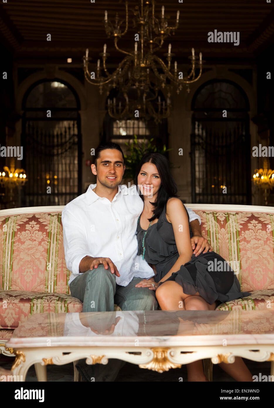 Italien, Venedig, junges Paar posiert in elegantem Interieur Stockfoto