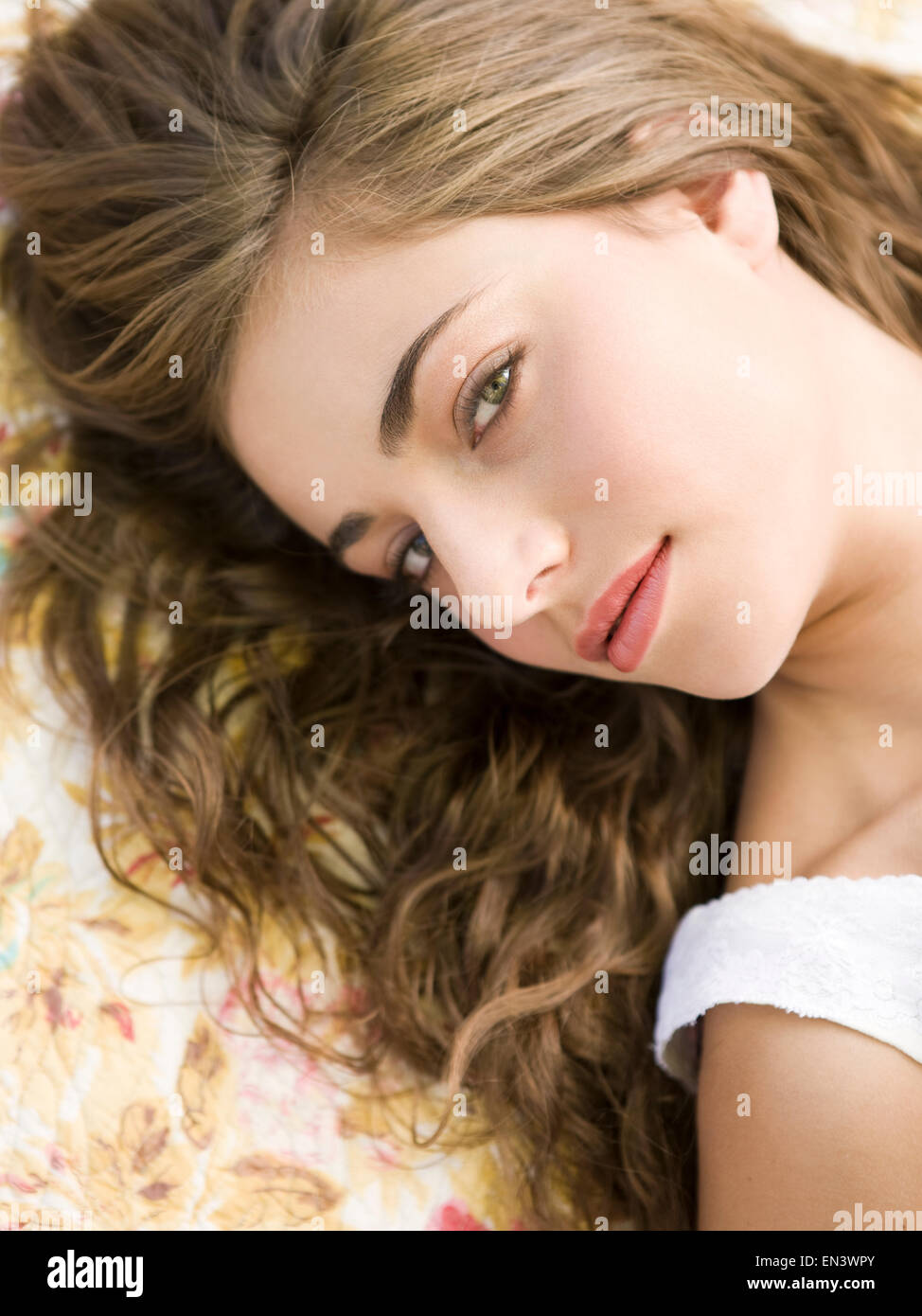 Frau liegend auf einer floralen print Decke Stockfoto