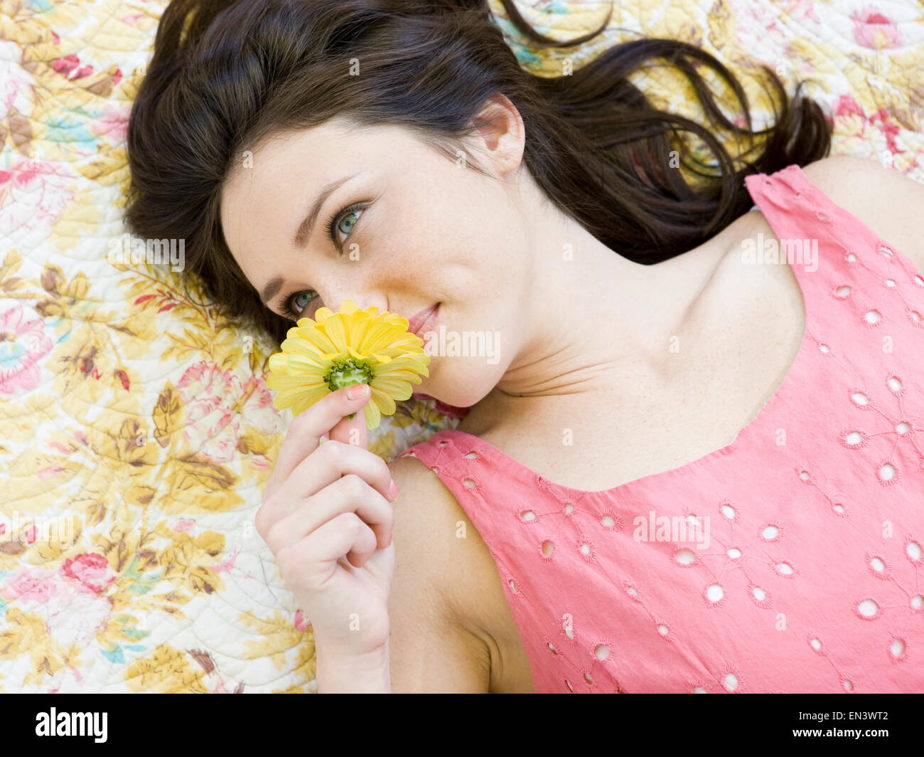 Frau liegend auf einer floralen print Decke Stockfoto