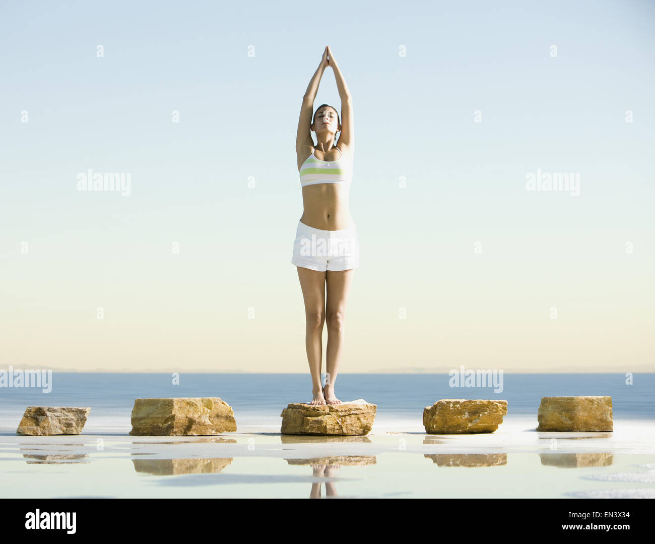 Frau beim Yoga mitten im nirgendwo Stockfoto