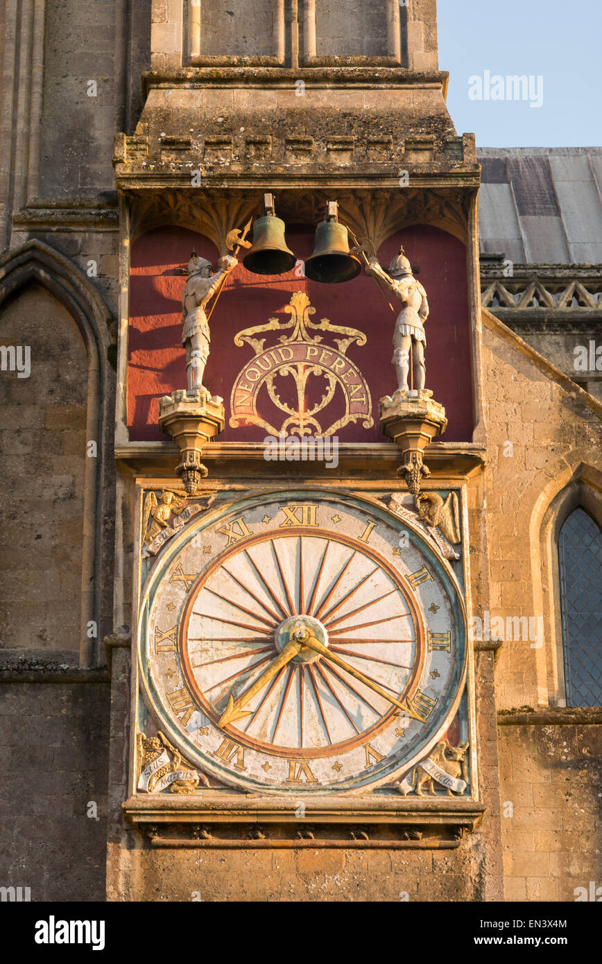 Wells Cathedral außen astronomische Uhr in der späten Nachmittag Sonne. Somerset, England Stockfoto