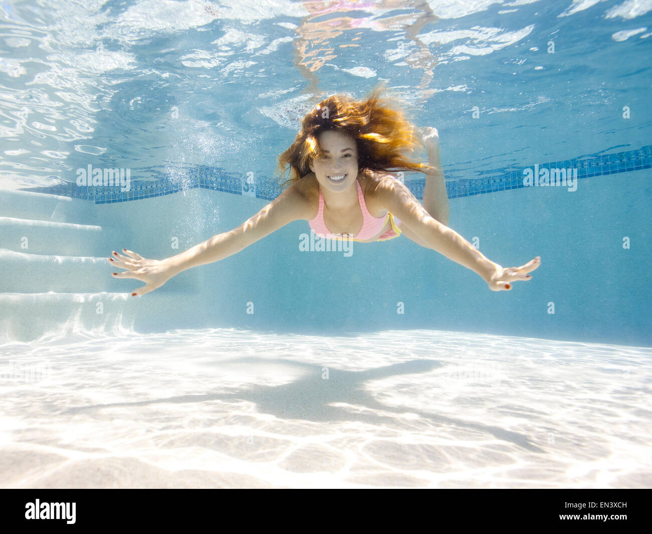 USA, Utah, Orem, Portrait junge Frau unter Wasser Stockfoto