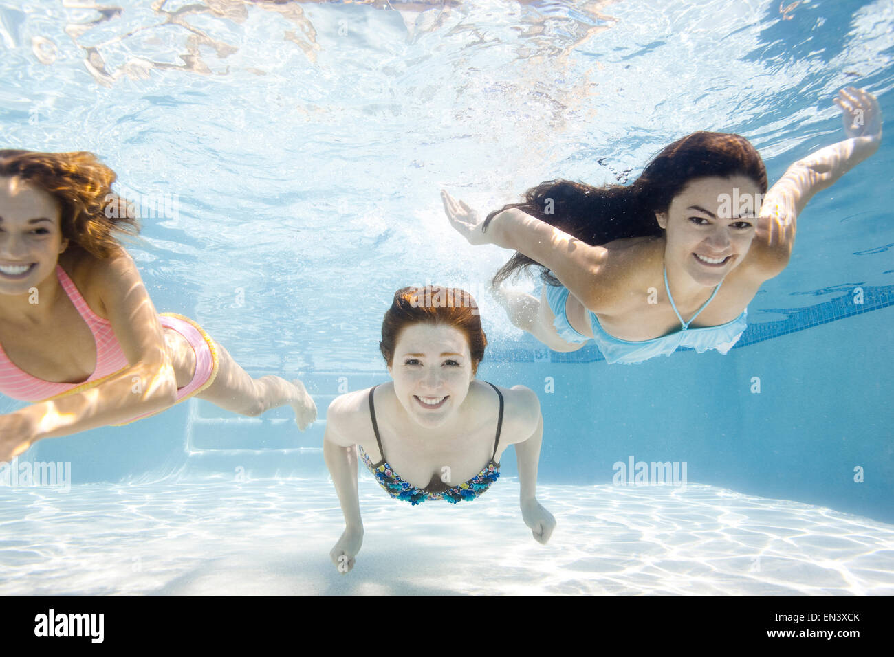 USA, Utah, Orem, Porträt der jungen Frauen unter Wasser Stockfoto