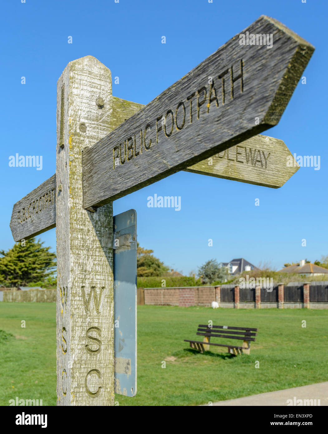 Hölzerne öffentlichen Fußweg Wegweiser an einem Sommertag in West Sussex, England, UK. Stockfoto